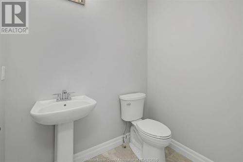 49 Belleview, Kingsville, ON - Indoor Photo Showing Bathroom