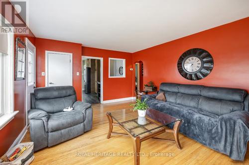 2766 County Rd 40 Rd, Quinte West, ON - Indoor Photo Showing Living Room
