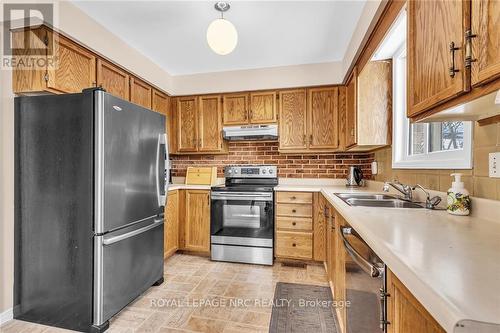 143 Briarsdale Crescent, Welland, ON - Indoor Photo Showing Kitchen With Double Sink