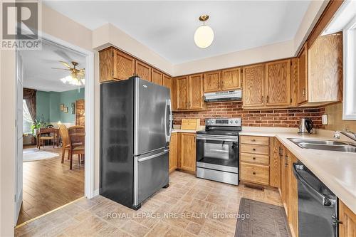 143 Briarsdale Crescent, Welland, ON - Indoor Photo Showing Kitchen With Double Sink
