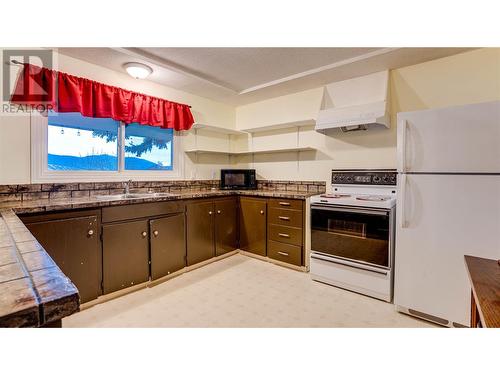 7856 Tronson Road, Vernon, BC - Indoor Photo Showing Kitchen With Double Sink