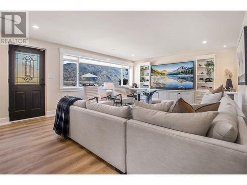 13817 97Th Street, Osoyoos, BC - Indoor Photo Showing Living Room