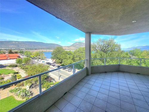 516-100 Lakeshore Drive, Penticton, BC - Indoor Photo Showing Kitchen With Double Sink