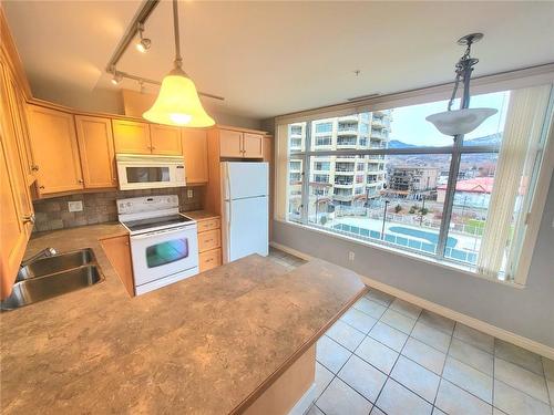 516-100 Lakeshore Drive, Penticton, BC - Indoor Photo Showing Kitchen With Double Sink