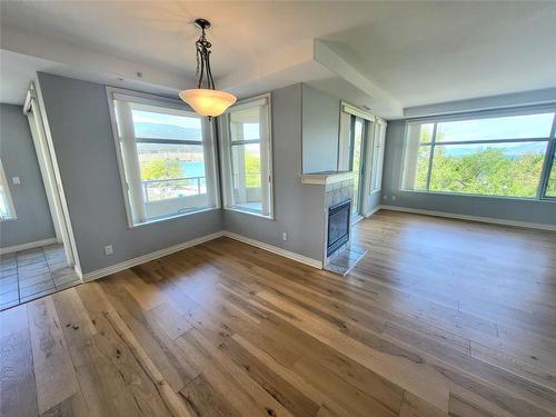 516-100 Lakeshore Drive, Penticton, BC - Indoor With Fireplace
