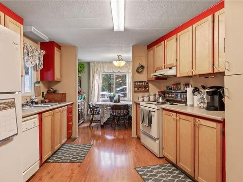 7249 Black Road, Salmon Arm, BC - Indoor Photo Showing Kitchen