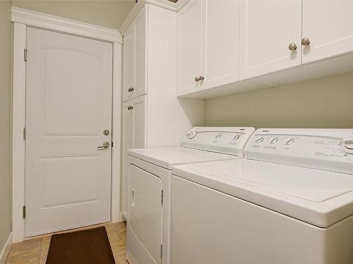 2171 Mimosa Drive, West Kelowna, BC - Indoor Photo Showing Laundry Room