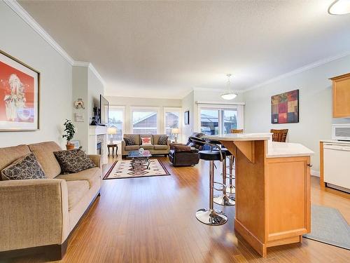 2171 Mimosa Drive, West Kelowna, BC - Indoor Photo Showing Living Room