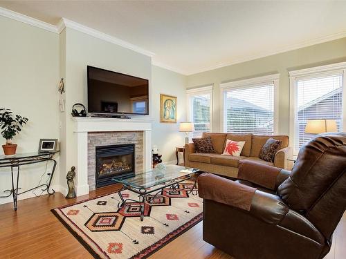 2171 Mimosa Drive, West Kelowna, BC - Indoor Photo Showing Living Room With Fireplace