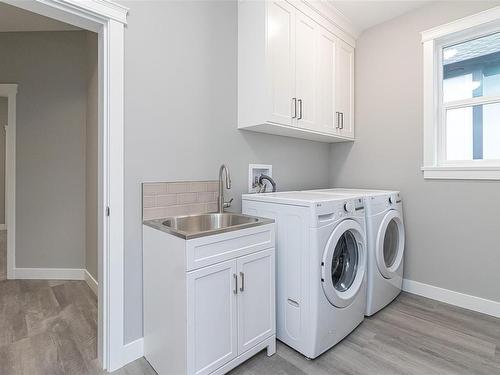 2039 Oakhill Pl, Duncan, BC - Indoor Photo Showing Laundry Room