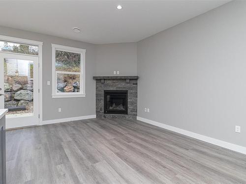 2039 Oakhill Pl, Duncan, BC - Indoor Photo Showing Living Room With Fireplace