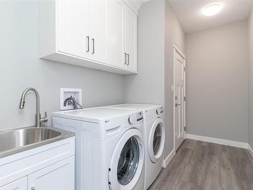 2037 Oakhill Pl, Duncan, BC - Indoor Photo Showing Laundry Room