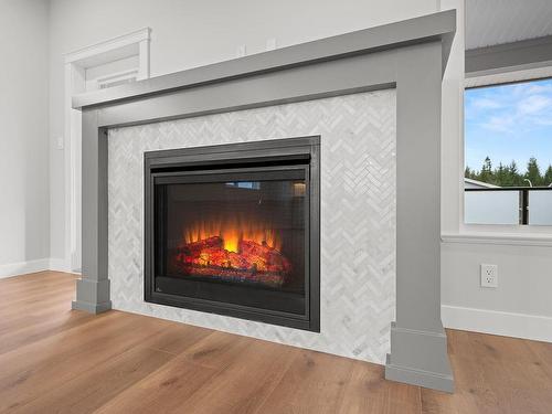 4014 Southwalk Dr, Courtenay, BC - Indoor Photo Showing Living Room With Fireplace