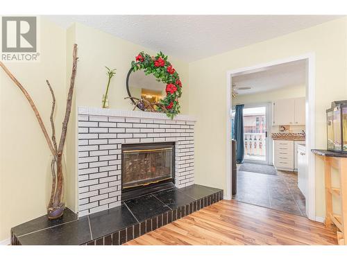 801 26 Street Se, Salmon Arm, BC - Indoor With Fireplace