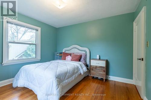 2317 Lakeshore Rd, Burlington, ON - Indoor Photo Showing Bedroom