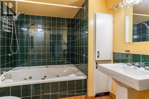2317 Lakeshore Rd, Burlington, ON - Indoor Photo Showing Bathroom