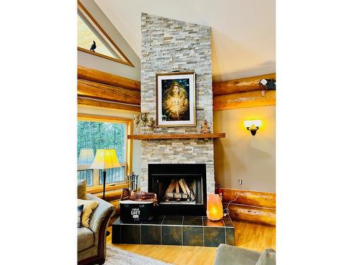 13575 Mountain Shores Road, Boswell, BC - Indoor Photo Showing Living Room With Fireplace