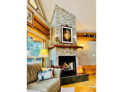 13575 Mountain Shores Road, Boswell, BC - Indoor Photo Showing Living Room With Fireplace