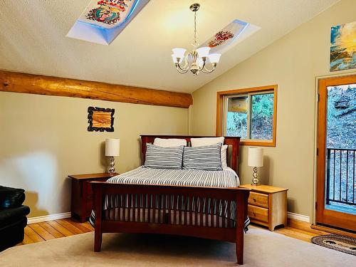 13575 Mountain Shores Road, Boswell, BC - Indoor Photo Showing Bedroom