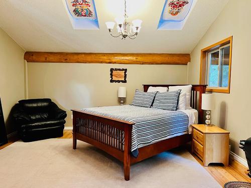 13575 Mountain Shores Road, Boswell, BC - Indoor Photo Showing Bedroom
