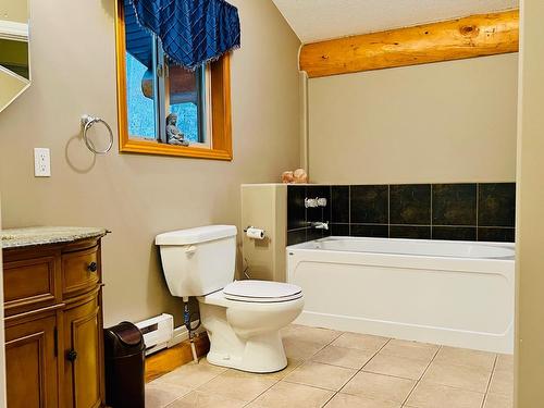 13575 Mountain Shores Road, Boswell, BC - Indoor Photo Showing Bathroom