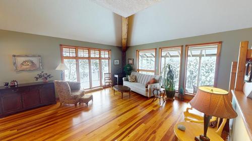 3461 Crooked Tree Road, Windermere, BC - Indoor Photo Showing Living Room