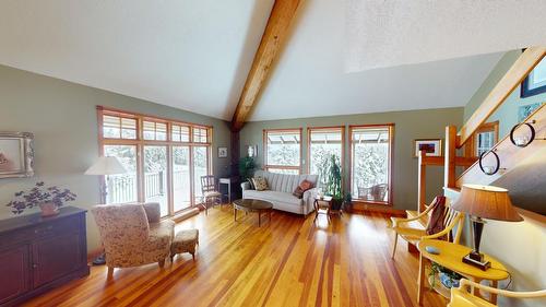 3461 Crooked Tree Road, Windermere, BC - Indoor Photo Showing Living Room