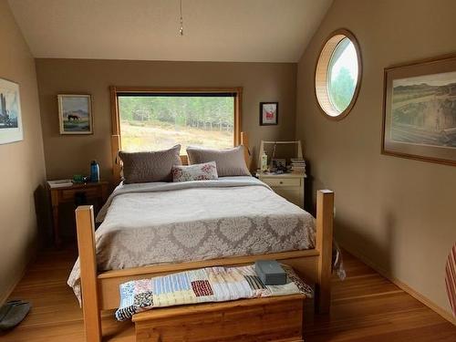 3461 Crooked Tree Road, Windermere, BC - Indoor Photo Showing Bedroom