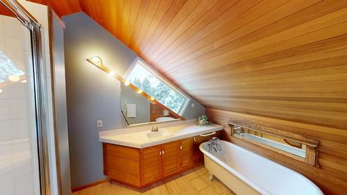 3461 Crooked Tree Road, Windermere, BC - Indoor Photo Showing Bathroom