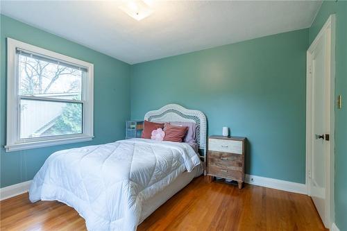 2317 Lakeshore Road, Burlington, ON - Indoor Photo Showing Bedroom