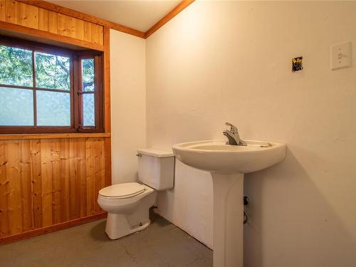 2618 Lighthouse Lane, Pender Island, BC - Indoor Photo Showing Bathroom