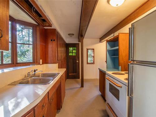 2618 Lighthouse Lane, Pender Island, BC - Indoor Photo Showing Kitchen With Double Sink