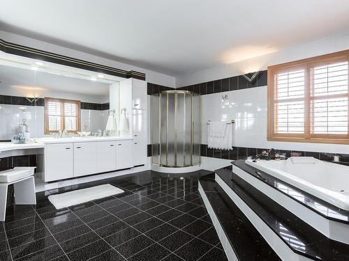 Salle de bains attenante Ã  la CCP - 8617 Av. San-Francisco, Brossard, QC - Indoor Photo Showing Bathroom