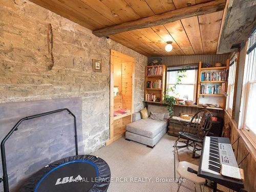 5259 Fourth Line, Guelph/Eramosa, ON - Indoor Photo Showing Living Room With Fireplace