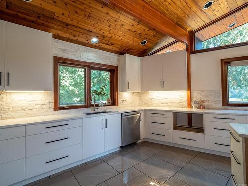 3431 Kingburne Dr, Cobble Hill, BC - Indoor Photo Showing Kitchen With Upgraded Kitchen