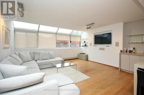 #304 -160 Bedford Rd, Toronto, ON - Indoor Photo Showing Living Room