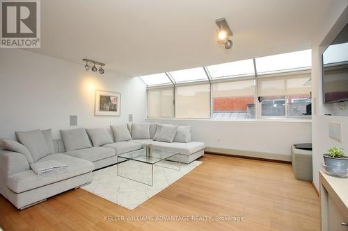 #304 -160 Bedford Rd, Toronto, ON - Indoor Photo Showing Living Room