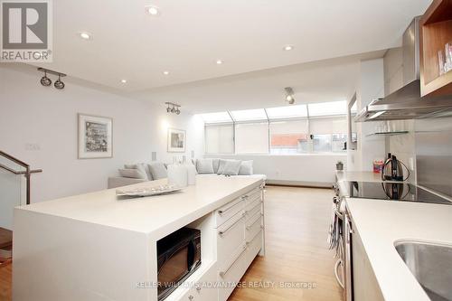 #304 -160 Bedford Rd, Toronto, ON - Indoor Photo Showing Kitchen