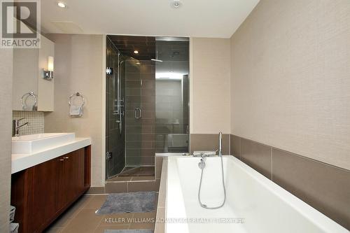 #304 -160 Bedford Rd, Toronto, ON - Indoor Photo Showing Bathroom