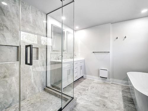 Salle de bains attenante Ã  la CCP - 130 Av. De Bathurst, Pointe-Claire, QC - Indoor Photo Showing Bathroom