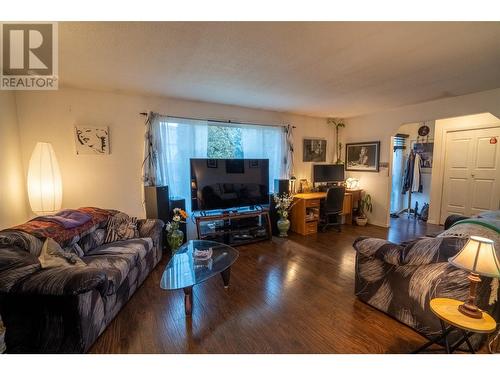 2423 Chieftain Road, West Kelowna, BC - Indoor Photo Showing Living Room