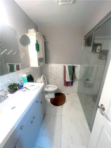 208 Picton Street E, Hamilton, ON - Indoor Photo Showing Bathroom