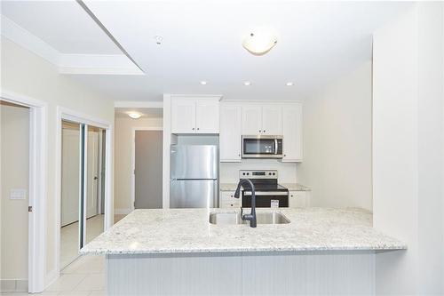 16 Concord Place|Unit #527, Grimsby, ON - Indoor Photo Showing Kitchen With Upgraded Kitchen