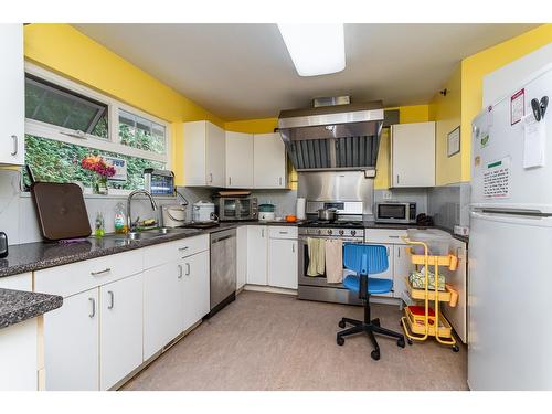 6209 184Th Street, Surrey, BC - Indoor Photo Showing Kitchen