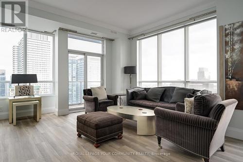 #Sph01 -21 Balmuto St, Toronto, ON - Indoor Photo Showing Living Room