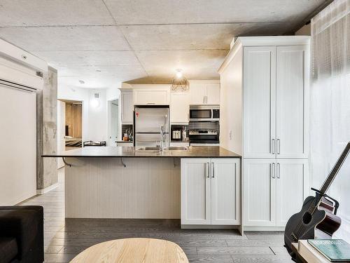 Cuisine - 320-1235 Rue Bishop, Montréal (Ville-Marie), QC - Indoor Photo Showing Kitchen With Upgraded Kitchen