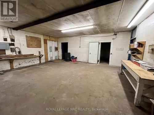 1410 Balfour St, Pelham, ON - Indoor Photo Showing Garage