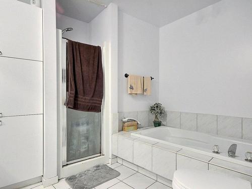 Salle de bains - 104 Rue Gaby-Bernier, Chambly, QC - Indoor Photo Showing Bathroom