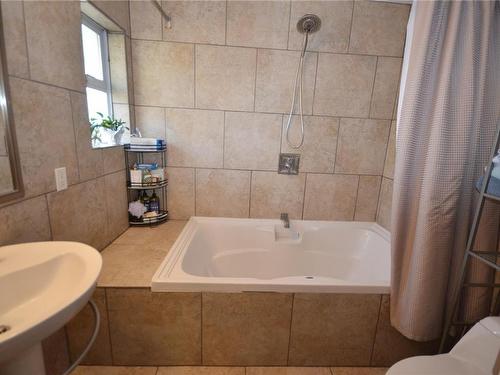 3037 Hammond Bay Rd, Nanaimo, BC - Indoor Photo Showing Bathroom
