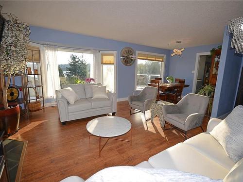3037 Hammond Bay Rd, Nanaimo, BC - Indoor Photo Showing Living Room